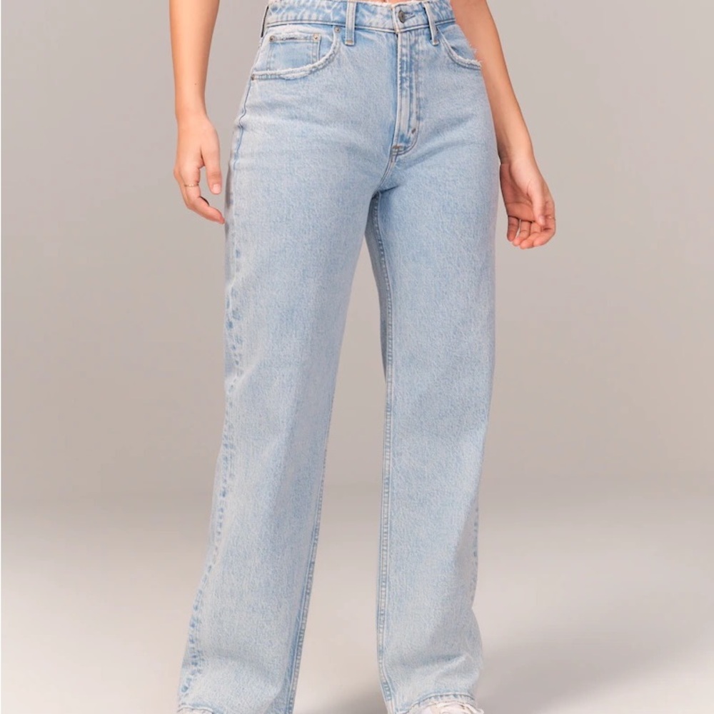 Abercrombie 90’s Relaxed jeans in high rise. Size 28 short (size 6) - light wash